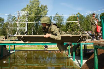 Ленинградская область. Военнослужащие во время  конкурса `Военно-медицинская эстафета`, проходящего в рамках  Армейских международных игр-2017.