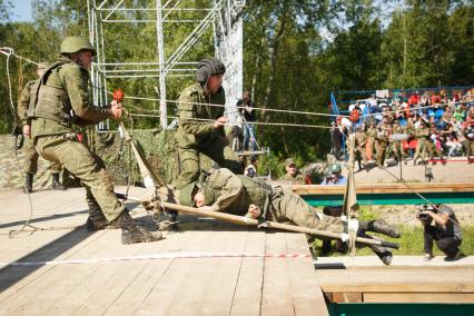 Ленинградская область. Военнослужащие во время  конкурса `Военно-медицинская эстафета`, проходящего в рамках  Армейских международных игр-2017.