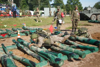 Ленинградская область. Военнослужащие во время  конкурса `Военно-медицинская эстафета`, проходящего в рамках  Армейских международных игр-2017.