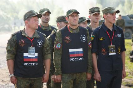 Ленинградская область.  Российские военнослужащие  во время  конкурса `Военно-медицинская эстафета`, проходящего в рамках  Армейских международных игр-2017.