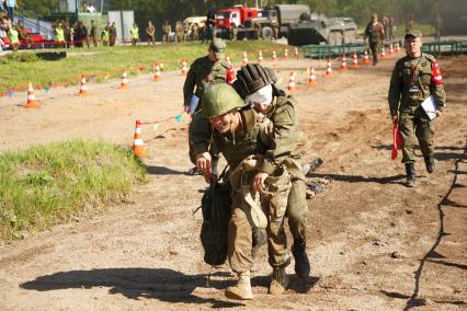 Ленинградская область. Военнослужащие во время  конкурса `Военно-медицинская эстафета`, проходящего в рамках  Армейских международных игр-2017.