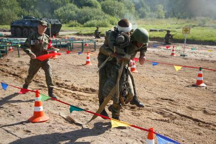 Ленинградская область. Военнослужащие во время  конкурса `Военно-медицинская эстафета`, проходящего в рамках  Армейских международных игр-2017.