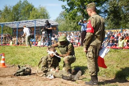 Ленинградская область. Военнослужащие во время  конкурса `Военно-медицинская эстафета`, проходящего в рамках  Армейских международных игр-2017.