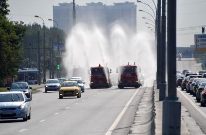 Москва. Массовая поливка дорог в жару.