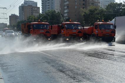 Москва. Массовая поливка дорог в жару.