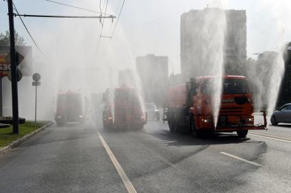 Москва. Массовая поливка дорог в жару.