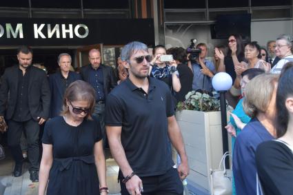 Москва. Хоккеист Александр Овечкин (в центре) на церемонии прощания с актрисой Верой Глаголевой в Доме кино.