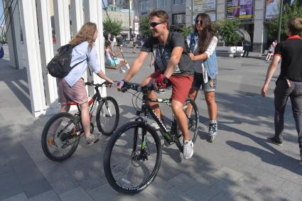 Москва. Отдых горожан на Триумфальной площади.