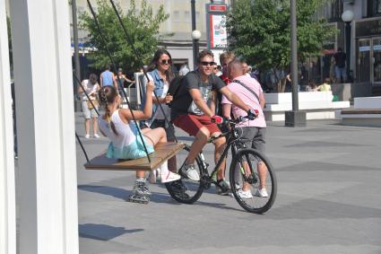 Москва. Отдых горожан на Триумфальной площади.