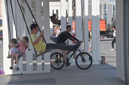 Москва. Отдых горожан на Триумфальной площади.