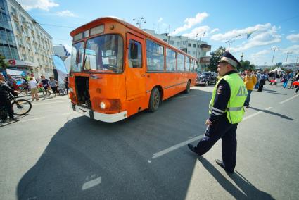 Екатеринбург. Выставка ретроавтомобилей во время празднования 294-й годовщины с дня основания города Екатеринбурга