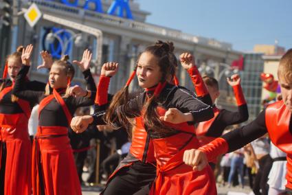 Екатеринбург. Выступление танцоров во время празднования 294-й годовщины с дня основания города Екатеринбурга