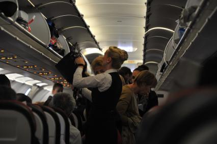 Москва. Стюардесса авиакомпании Turkish Airlines в салоне самолета Boeig-737.