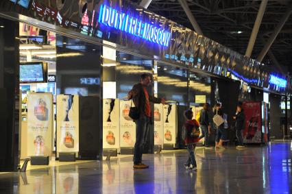 Москва. Магазин беспошлинной торговли Duty Free в аэропорту `Домодедово`.