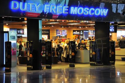 Москва. Магазин беспошлинной торговли Duty Free в аэропорту `Домодедово`.