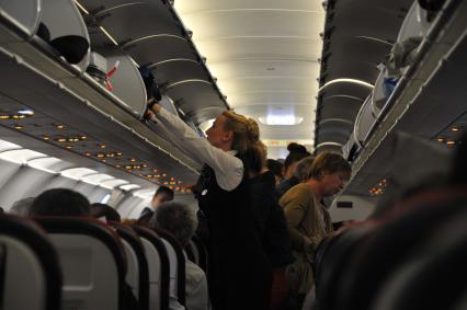 Москва. Стюардесса авиакомпании Turkish Airlines в салоне самолета Boeig-737.