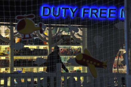 Москва. Магазин беспошлинной торговли Duty Free в аэропорту `Домодедово`.