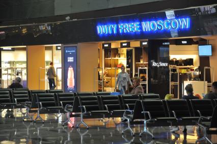 Москва. Магазин беспошлинной торговли Duty Free в аэропорту `Домодедово`.