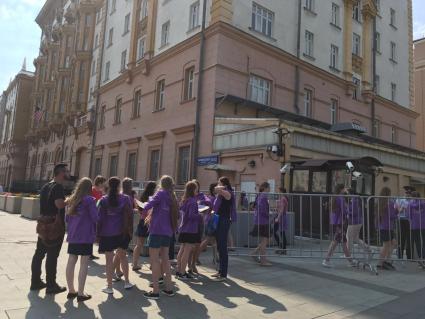 Москва. Танцевальный коллектив Mayuri из Петрозаводска, члены которого приехали получить визу для гастролей в США, возле посольства США в Москве. С 23 августа США приостанавливают выдачу неиммиграционных виз в России.