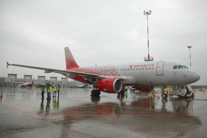 Санкт-Петербург. Самолет Airbus A319 авиакомпании `Россия` в аэропорту `Пулково`.