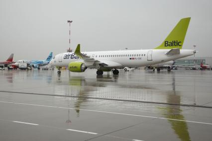 Санкт-Петербург. Презентация самолета Bombardier CS300 авиакомпании airBaltic в аэропорту `Пулково`.