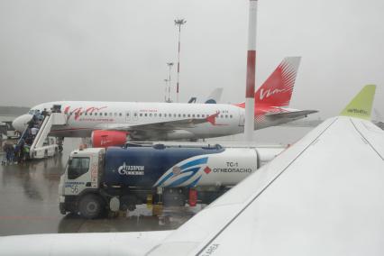 Санкт-Петербург. Самолет Airbus A319 авиакомпании `ВИМ-Авиа` в аэропорту `Пулково`.