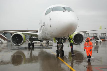 Санкт-Петербург. Презентация самолета Bombardier CS300 авиакомпании airBaltic в аэропорту `Пулково`.