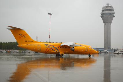 Санкт-Петербург. Самолет Ан-148 авиакомпании `Саратовские авиалинии` в аэропорту `Пулково`.