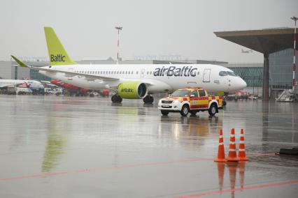 Санкт-Петербург. Презентация самолета Bombardier CS300 авиакомпании airBaltic в аэропорту `Пулково`.