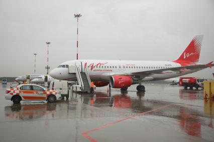 Санкт-Петербург. Самолет Airbus A319 авиакомпании `ВИМ-Авиа` в аэропорту `Пулково`.