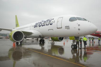 Санкт-Петербург. Презентация самолета Bombardier CS300 авиакомпании airBaltic в аэропорту `Пулково`.