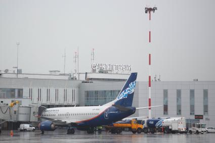 Санкт-Петербург. Самолет Boeing-737 авиакомпании Nordavia в аэропорту `Пулково`.