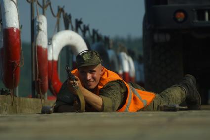 Свердловская область. Военнослужащие-железнодорожники во время тактико-специальных учений соединений железнодорожных войск ЦВО (центральный военный округ) по наведению понтонного моста и отражению атаки