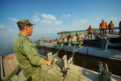 Свердловская область. Военнослужащие-железнодорожники во время тактико-специальных учений соединений железнодорожных войск ЦВО (центральный военный округ) по наведению понтонного моста