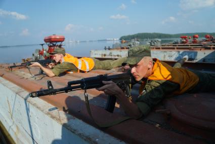 Свердловская область. Военнослужащие-железнодорожники во время тактико-специальных учений соединений железнодорожных войск ЦВО (центральный военный округ) по наведению понтонного моста и отражению атаки