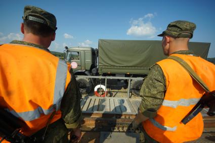 Свердловская область. Военнослужащие-железнодорожники во время тактико-специальных учений соединений железнодорожных войск ЦВО (центральный военный округ) по наведению понтонного моста