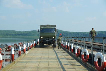 Свердловская область. Военнослужащие-железнодорожники во время тактико-специальных учений соединений железнодорожных войск ЦВО (центральный военный округ) по наведению понтонного моста