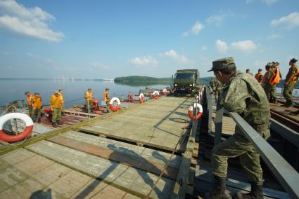 Свердловская область. Военнослужащие-железнодорожники во время тактико-специальных учений соединений железнодорожных войск ЦВО (центральный военный округ) по наведению понтонного моста