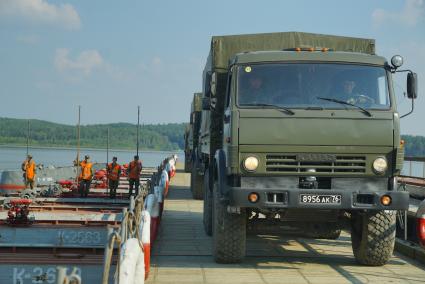 Свердловская область. Военнослужащие-железнодорожники во время тактико-специальных учений соединений железнодорожных войск ЦВО (центральный военный округ) по наведению понтонного моста