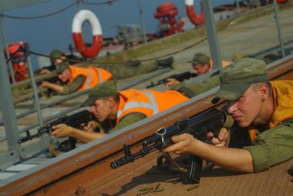 Свердловская область. Военнослужащие-железнодорожники во время тактико-специальных учений соединений железнодорожных войск ЦВО (центральный военный округ) по наведению понтонного моста и отражению атаки