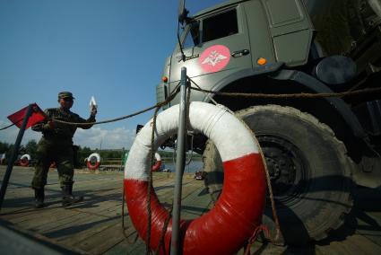 Свердловская область. Военнослужащие-железнодорожники во время тактико-специальных учений соединений железнодорожных войск ЦВО (центральный военный округ) по наведению понтонного моста