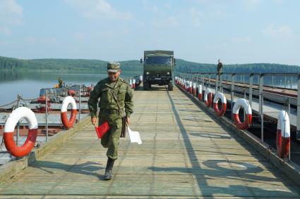 Свердловская область. Военнослужащие-железнодорожники во время тактико-специальных учений соединений железнодорожных войск ЦВО (центральный военный округ) по наведению понтонного моста