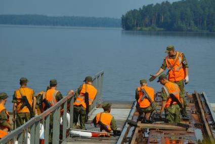 Свердловская область. Военнослужащие-железнодорожники во время тактико-специальных учений соединений железнодорожных войск ЦВО (центральный военный округ) по наведению понтонного моста