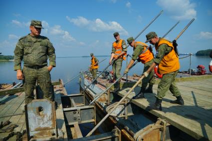 Свердловская область. Военнослужащие-железнодорожники во время тактико-специальных учений соединений железнодорожных войск ЦВО (центральный военный округ) по наведению понтонного моста