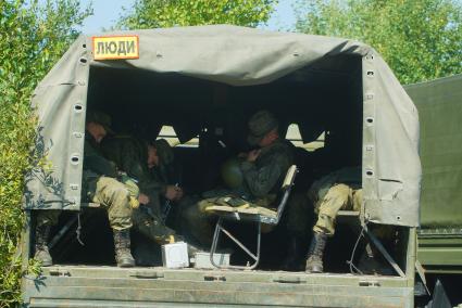 Свердловская область. Военнослужащие спят в кузове перед началом тактико-специальных учений соединений железнодорожных войск ЦВО (центральный военный округ) по наведению понтонного моста