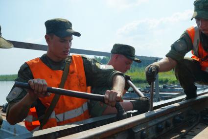 Свердловская область. Военнослужащие-железнодорожники во время тактико-специальных учений соединений железнодорожных войск ЦВО (центральный военный округ) по наведению понтонного моста