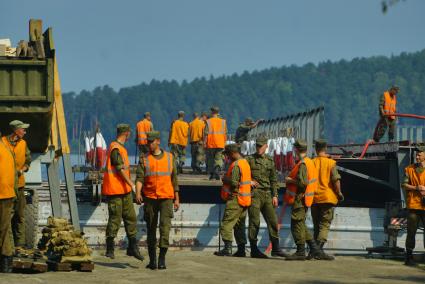 Свердловская область. Военнослужащие-железнодорожники во время тактико-специальных учений соединений железнодорожных войск ЦВО (центральный военный округ) по наведению понтонного моста