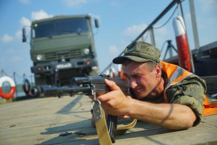 Свердловская область. Военнослужащие-железнодорожники во время тактико-специальных учений соединений железнодорожных войск ЦВО (центральный военный округ) по наведению понтонного моста и отражению атаки