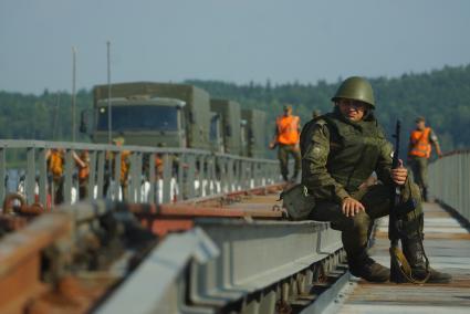 Свердловская область. Военнослужащие-железнодорожники во время тактико-специальных учений соединений железнодорожных войск ЦВО (центральный военный округ) по наведению понтонного моста