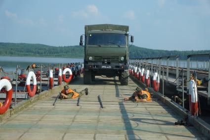 Свердловская область. Военнослужащие-железнодорожники во время тактико-специальных учений соединений железнодорожных войск ЦВО (центральный военный округ) по наведению понтонного моста и отражению атаки